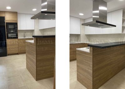 Cocina DiGiovanni, Reforma, Zaragoza, cocina, Mueble a medida, cocina moderna, cocina blanca, blanco y madera, taburete alto, barra, mesa alta, Porcelanosa, tirador oculto, amueblamiento, Silestone, Consentino, encimera negra, campana decorativa, campana isla, peninsula, barra desayuno, Balay, Bosch, cemento, reloj cocina, mueble auxiliar, electrodomesticos negros,, horno cristal negro, microondas cristal negro, frigorifico negro, cocina, suelo crema, decorativo, placa alargada