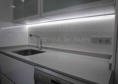 Cocina DiGiovanni, Reforma, Zaragoza, cocina, Mueble a medida, isla, encimera madera, Porcelanosa, amueblamiento, blanco, frigorifico americano, cocina moderna, cocina grande