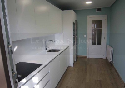 Cocina DiGiovanni, Reforma, Zaragoza, Cocina, Mueble a medida, cocina moderna, cocina blanca, Bosch, grupo filtrante, Silestone, Silestone blanco, frontal Silestone, suelo madera, tiras led, cocina pintada, turquesa, amueblamiento,