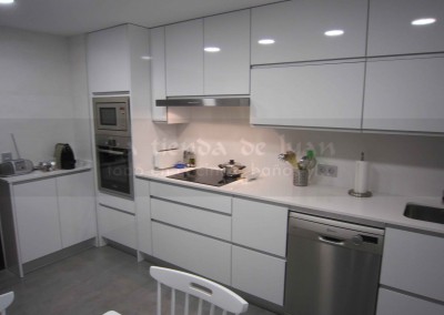 Cocina DiGiovanni, Reforma, Zaragoza, Mueble a medida, cocina blanca, suelo gris, Porcelanosa, amueblamiento, blanco, baldosa rectificada, cocina pintada, silestone, blanco, acero,