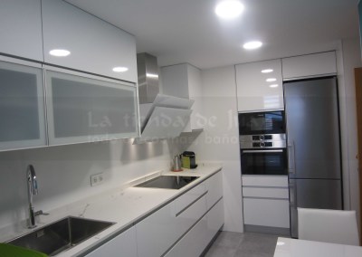 Ccoina DiGiovanni, Reforma, Zaragoza, Cocina, Mueble a medida, Cocina moderna, cocina blanca, Porcelanosa, fregadero enrasado, optica enrasada, Encimera Dekton, encimera blanca y vetas, tirador oculto, amueblamiento, gris y blanco, vitrina, campana decorativa, campana cristal, campana blanca, cocina pintada, terraza, cerramiento terraza, lavadora terraza, cocina suelo gris