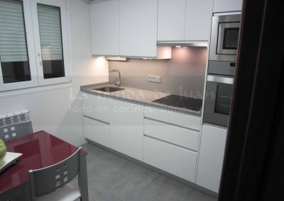 Cocina DiGiovanni, Reforma, Zaragoza, Cocina, Mueble a medida, lapitec, amueblamiento, frontal, cocina modera, cocina blanca, mesa roja, columna horno microondas, vitrinas