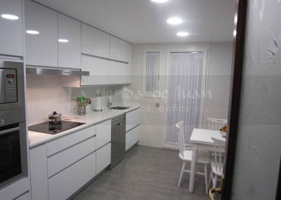 Cocina DiGiovanni, Reforma, Zaragoza, Mueble a medida, cocina blanca, suelo gris, Porcelanosa, amueblamiento, blanco, baldosa rectificada, cocina pintada, silestone, blanco, acero,