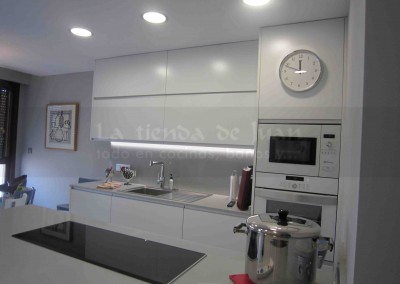 Cocina DiGiovanni, Reforma, Zaragoza, cocina, Mueble a medida, isla, peninsula, encimera gris, cocina blanca, Porcelanosa, amueblamiento, blanco, frigorifico acero, vinoteca, cocina moderna, cocina grande, zona comedor, campana techo, columna horno y microondas blanco