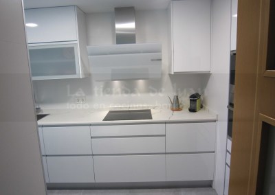 Ccoina DiGiovanni, Reforma, Zaragoza, Cocina, Mueble a medida, Cocina moderna, cocina blanca, Porcelanosa, fregadero enrasado, optica enrasada, Encimera Dekton, encimera blanca y vetas, tirador oculto, amueblamiento, gris y blanco, vitrina, campana decorativa, campana cristal, campana blanca, cocina pintada, terraza, cerramiento terraza, lavadora terraza, cocina suelo gris