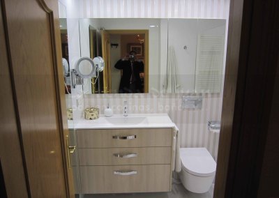 Baño DiGiovanni, Reforma, Zaragoza, Baño, Mueble a medida, cisterna empotrada, lavabo porcelana, Baño moderno, Baño blanco, Porcelanosa, Roca, grifo termostático, mueble madera, amueblamiento, blanco, espejo grande, Tres, bañera, baldosa marmoleada, baldosa rayada, espejo camerino, espejo entero,