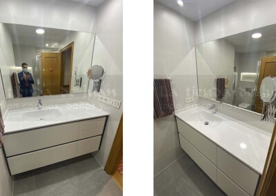 Baño DiGiovanni, Reforma, Zaragoza, Baño, Mueble a medida, amueblamiento, mueble madera y blanco, mueble madera, columna empotrada, hueco columna, tirador oculto, mueble cajones, durian, corian, krion, encimera, una poza desplazada, mampara cristal, cerámica crema, cerámica lineas, suelo chocolate, radiador toallero blanco, columna ducha, plato ducha pizarra, plato ducha a ras, cisterna empotrada, inodoro suspendido, hornacina, espejo aumento