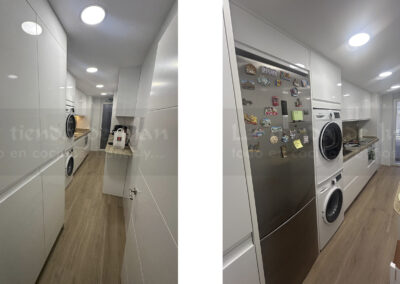 Cocina DiGiovanni, Reforma, Zaragoza, cocina, Mueble a medida, cocina moderna, cocina blanca y gris, taburete alto, barra, mesa cocina, Porcelanosa, tirador oculto, amueblamiento, Silestone, Dekton, Consentino, encimera marmol blanco, campana oculta, barra desayuno, Balay, Bosch, cemento, reloj cocina, mueble auxiliar, electrodomesticos acero, horno negro, microondas acero, frigorifico acero, cocina, suelo gris, cocina alargada, baldosa blanca, mueble microondas, decorativo, tira led, luz led, mueble blanco, campana integrada, mueble blanco, columna horno microondas, armario despensero, armario escobero