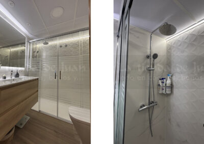 Aseo, Baño DiGiovanni, Reforma, Zaragoza, Baño, Mueble a medida, amueblamiento, mueble blanco, lavabo sobre encimera, tirador oculto, mueble cajones, durian, corian, krion, encimera madera, mampara cristal, cerámica mosaico, cerámica crema, cerámica lineas, suelo gris, radiador toallero, columna ducha, plato ducha pizarra, plato ducha a ras, toallero en alto, mampara de dos hojas, bañera, espejo luz led, mampara bañera