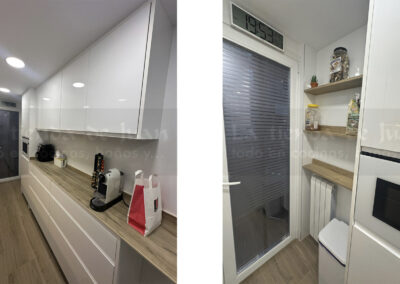 Cocina DiGiovanni, Reforma, Zaragoza, cocina, Mueble a medida, cocina moderna, cocina blanca y gris, taburete alto, barra, mesa cocina, Porcelanosa, tirador oculto, amueblamiento, Silestone, Dekton, Consentino, encimera marmol blanco, campana oculta, barra desayuno, Balay, Bosch, cemento, reloj cocina, mueble auxiliar, electrodomesticos acero, horno negro, microondas acero, frigorifico acero, cocina, suelo gris, cocina alargada, baldosa blanca, mueble microondas, decorativo, tira led, luz led, mueble blanco, campana integrada, mueble blanco, columna horno microondas, armario despensero, armario escobero