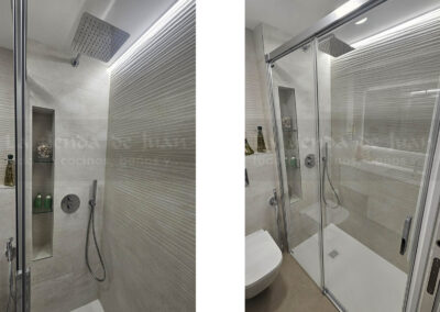 Aseo, Baño DiGiovanni, Reforma, Zaragoza, Baño, Mueble a medida, amueblamiento, mueble blanco, lavabo sobre encimera, tirador oculto, mueble cajones, durian, corian, krion, encimera madera, mampara cristal, cerámica mosaico, cerámica crema, cerámica lineas, suelo gris, radiador toallero, columna ducha, plato ducha pizarra, plato ducha a ras, toallero en alto, mampara de dos hojas, bañera, espejo luz led, mampara bañera