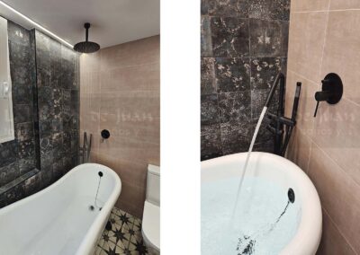 Aseo, Baño DiGiovanni, Reforma, Zaragoza, Baño, Mueble a medida, amueblamiento, mueble blanco, lavabo sobre encimera, tirador oculto, mueble cajones, durian, corian, krion, encimera madera, mampara cristal, cerámica mosaico, cerámica crema, cerámica lineas, suelo gris, radiador toallero, columna ducha, plato ducha pizarra, plato ducha a ras, toallero en alto, mampara de dos hojas, bañera, espejo luz led, mampara bañera
