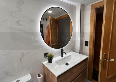Aseo, Baño DiGiovanni, Reforma, Zaragoza, Baño, Mueble a medida, amueblamiento, mueble blanco, lavabo sobre encimera, tirador oculto, mueble cajones, durian, corian, krion, encimera madera, mampara cristal, cerámica mosaico, cerámica crema, cerámica lineas, suelo gris, radiador toallero, columna ducha, plato ducha pizarra, plato ducha a ras, toallero en alto, mampara de dos hojas, bañera, espejo luz led, mampara bañera, bañera decoraiva