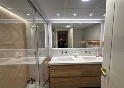 Aseo, Baño DiGiovanni, Reforma, Zaragoza, Baño, Mueble a medida, amueblamiento, mueble blanco, lavabo sobre encimera, tirador oculto, mueble cajones, durian, corian, krion, encimera madera, mampara cristal, cerámica mosaico, cerámica crema, cerámica lineas, suelo gris, radiador toallero, columna ducha, plato ducha pizarra, plato ducha a ras, toallero en alto, mampara de dos hojas, bañera, espejo luz led, mampara bañera