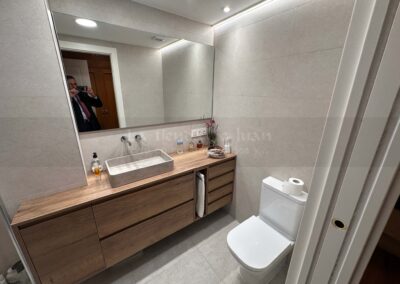 Aseo, Baño DiGiovanni, Reforma, Zaragoza, Baño, Mueble a medida, amueblamiento, mueble blanco, lavabo sobre encimera, tirador oculto, mueble cajones, durian, corian, krion, encimera madera, mampara cristal, cerámica mosaico, cerámica crema, cerámica lineas, suelo gris, radiador toallero, columna ducha, plato ducha pizarra, plato ducha a ras, toallero en alto, mampara de dos hojas, bañera, espejo luz led, mampara bañera